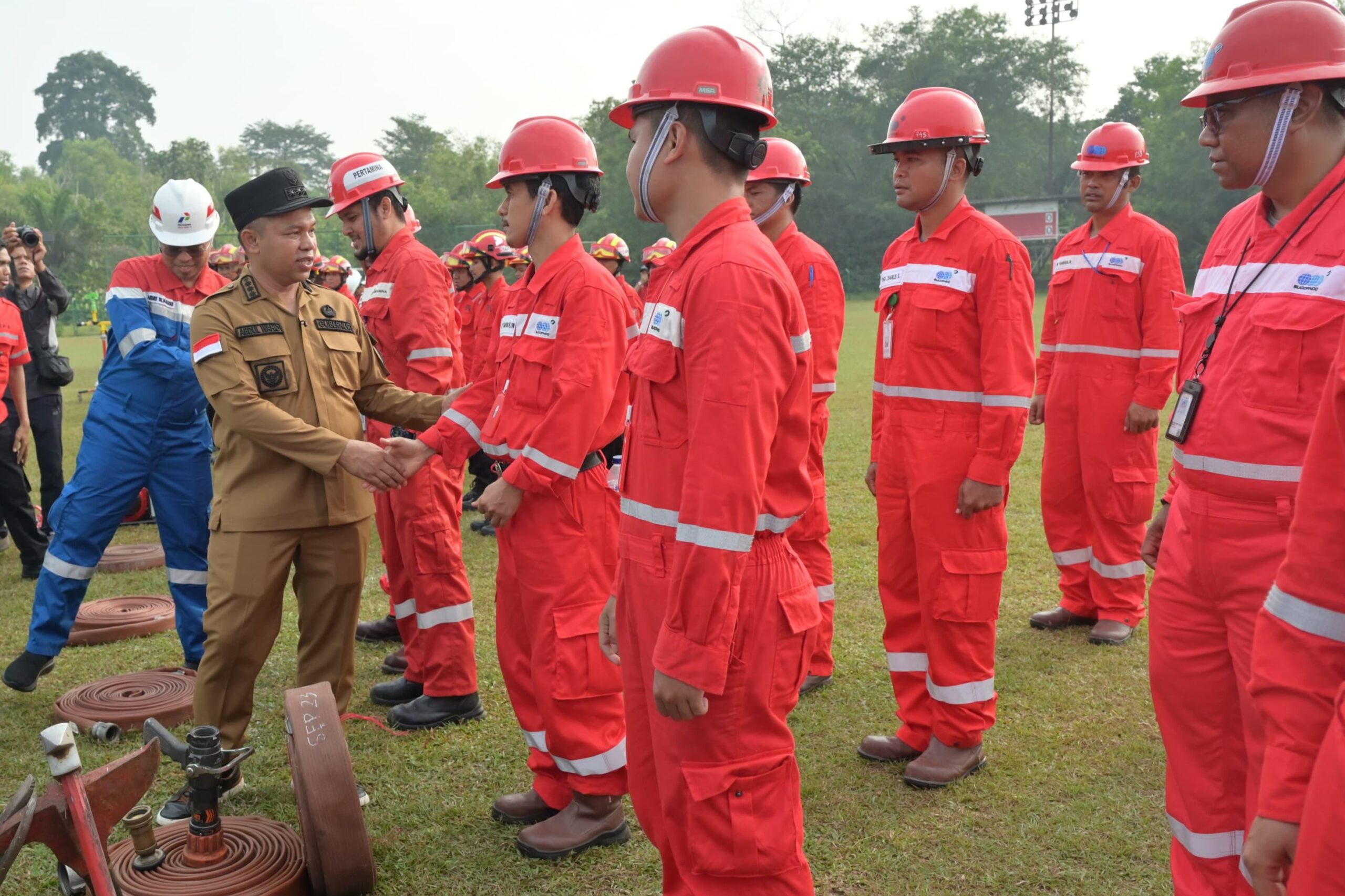 Abdul Wahid Dampingi Menhut Pimpin Apel Kesiapsiagaan Kebakaran Hutan dan Lahan Provinsi Riau 2025
