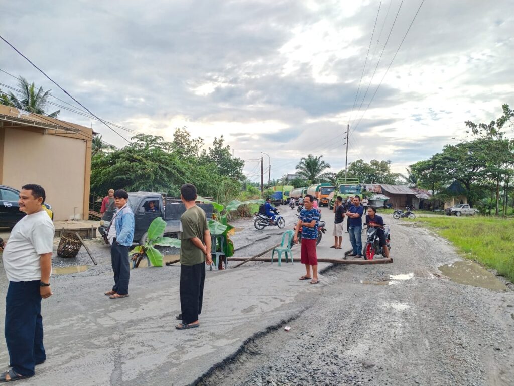 Aksi warga blokir jalan
