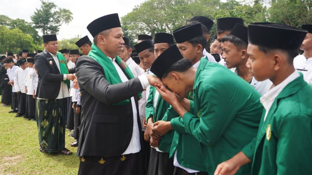 Gubernur Riau Pimpin Khidmat Upacara Hari Santri 2025,Tekankan Peran Santri sebagai Pejuang Bangsa
